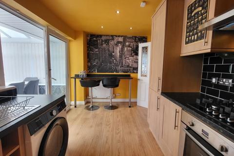 3 bedroom semi-detached house to rent, Dunscore Road, Wigan WN3