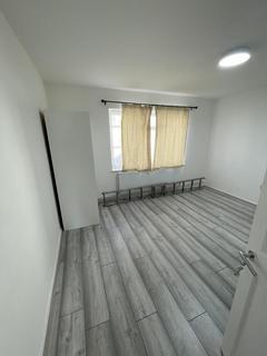 2 bedroom flat to rent, Midhurst Avenue, Croydon