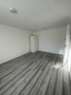 2 bedroom flat to rent, Midhurst Avenue, Croydon