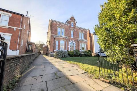 3 bedroom flat to rent, TO LET - Crescent Road, Birkdale - Three Bedroom Apt