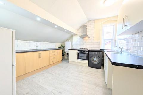 3 bedroom flat to rent, TO LET - Crescent Road, Birkdale - Three Bedroom Apt