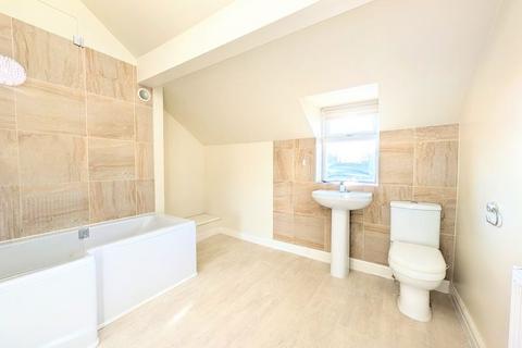 3 bedroom flat to rent, TO LET - Crescent Road, Birkdale - Three Bedroom Apt