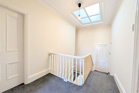 3 bedroom flat to rent, TO LET - Crescent Road, Birkdale - Three Bedroom Apt