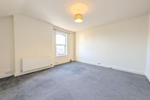3 bedroom flat to rent, TO LET - Crescent Road, Birkdale - Three Bedroom Apt