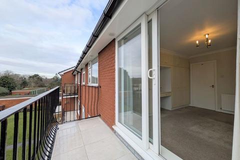 undefined, To Let - Oakworth Bank, Southport - Three Bedroom 2nd Floor Apt