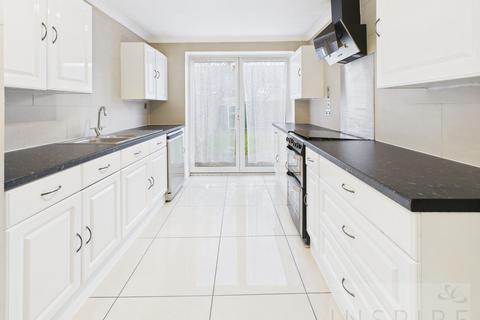 3 bedroom terraced house to rent, Woodfield Road, Crawley RH10