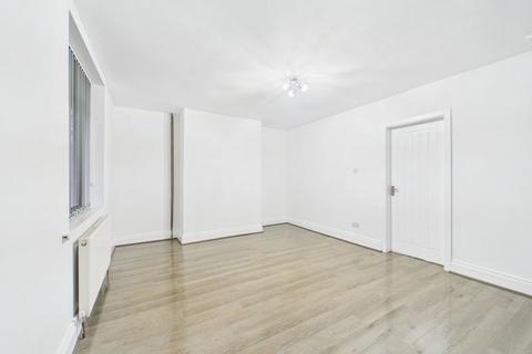 3 bedroom semi-detached house to rent, Manchester Road, Heywood