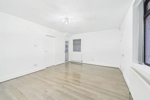 3 bedroom semi-detached house to rent, Manchester Road, Heywood