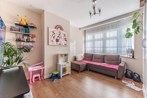 3 bedroom flat to rent, Crofts Road, Harrow, HA1