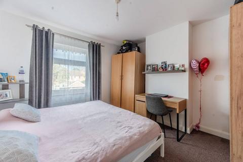 3 bedroom flat to rent, Crofts Road, Harrow, HA1