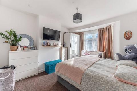 3 bedroom flat to rent, Crofts Road, Harrow, HA1