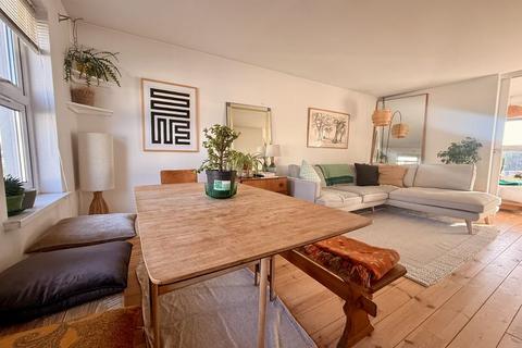 1 bedroom apartment for sale, Pier Street, Plymouth Top floor Apartment located close to the Iconic Plymouth Hoe also Chain Free