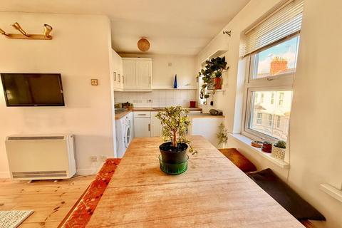 1 bedroom apartment for sale, Pier Street, Plymouth Top floor Apartment located close to the Iconic Plymouth Hoe also Chain Free