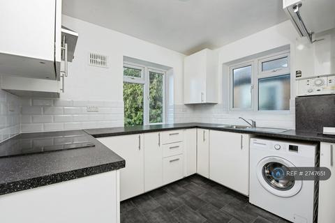 2 bedroom flat to rent, Western Avenue, Perivale, Greenford, UB6