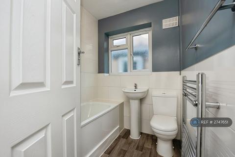2 bedroom flat to rent, Western Avenue, Perivale, Greenford, UB6