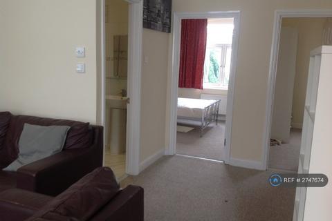 2 bedroom flat to rent, Links Road, London, SW17