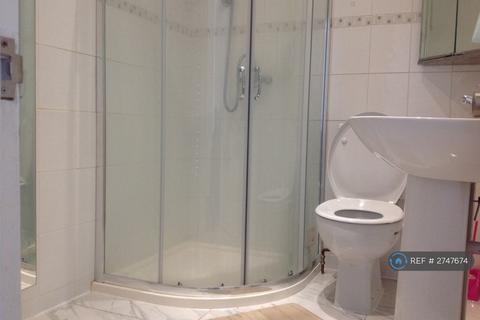 2 bedroom flat to rent, Links Road, London, SW17