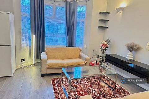2 bedroom flat to rent, Links Road, London, SW17