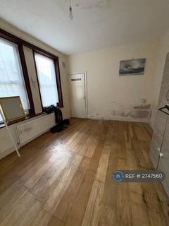Studio to rent, High Road Leytonstone, London, E11