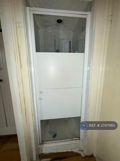 Studio to rent, High Road Leytonstone, London, E11