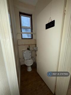 Studio to rent, High Road Leytonstone, London, E11