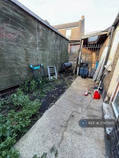 Studio to rent, High Road Leytonstone, London, E11