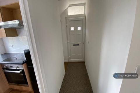 2 bedroom maisonette to rent, Fullwell Avenue, Ilford, IG6