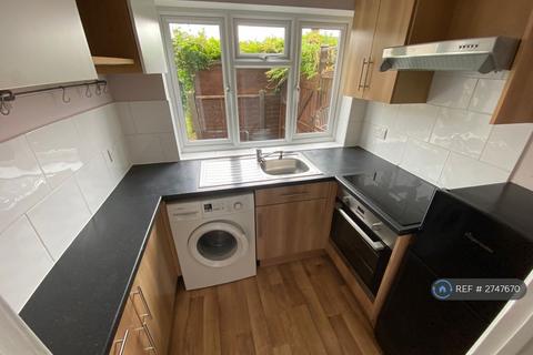 2 bedroom maisonette to rent, Fullwell Avenue, Ilford, IG6