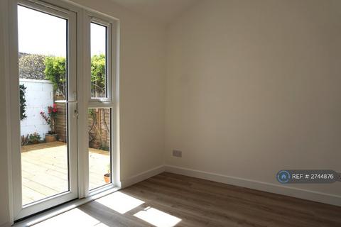 2 bedroom bungalow to rent, The Poplars, Ferring, Worthing, BN12