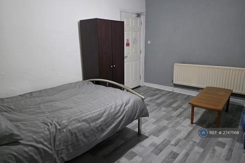 1 bedroom in a house share to rent, Liverpool Road, Eccles, M30