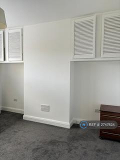 1 bedroom in a house share to rent, Newquay Road, London, SE6