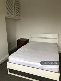 1 bedroom in a house share to rent, Newquay Road, London, SE6