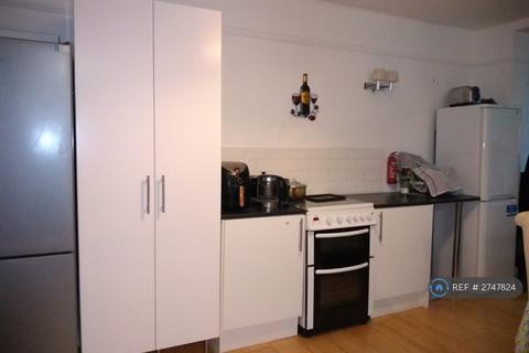 1 bedroom in a house share to rent, Newquay Road, London, SE6