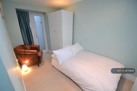 2 bedroom flat to rent, Fenwick Road, London, SE15