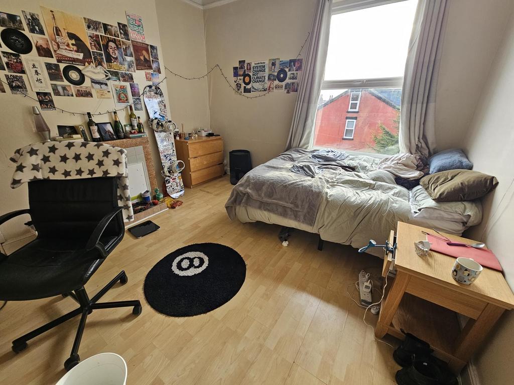 Bright single bedroom with a large window, ligh...