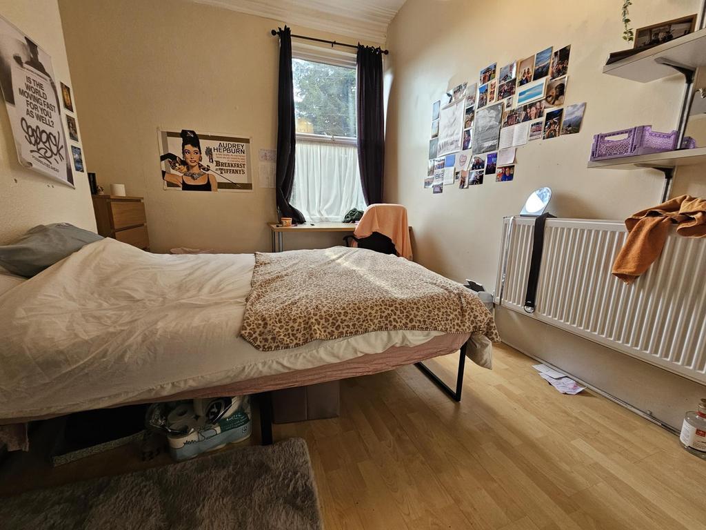 Cozy bedroom with a double bed, soft bedding, a...