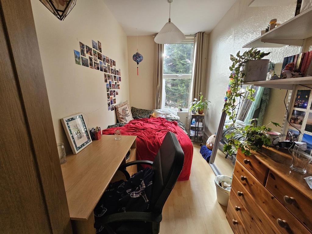 Cozy furnished bedroom with a comfortable singl...