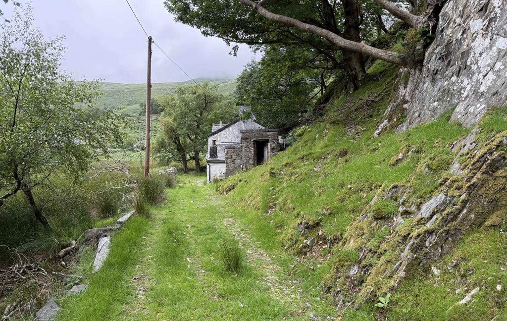 Outside Tan Y Dderwen Nant Peris-8...