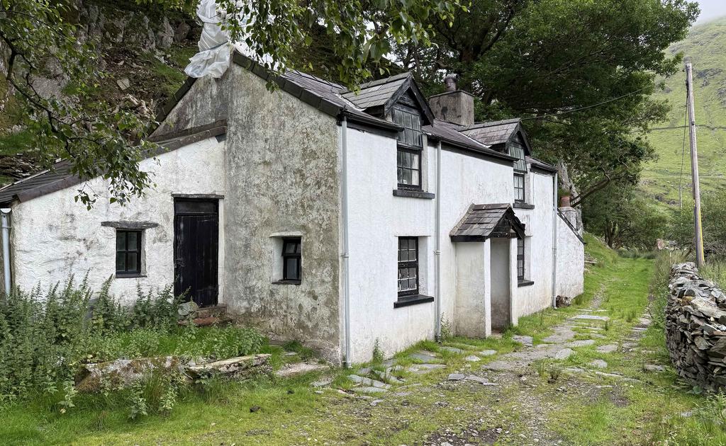 Outside Tan Y Dderwen Nant Peris-10...