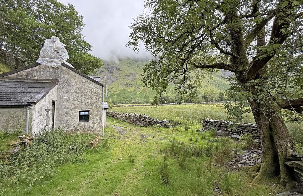 Outside Tan Y Dderwen Nant Peris-2...