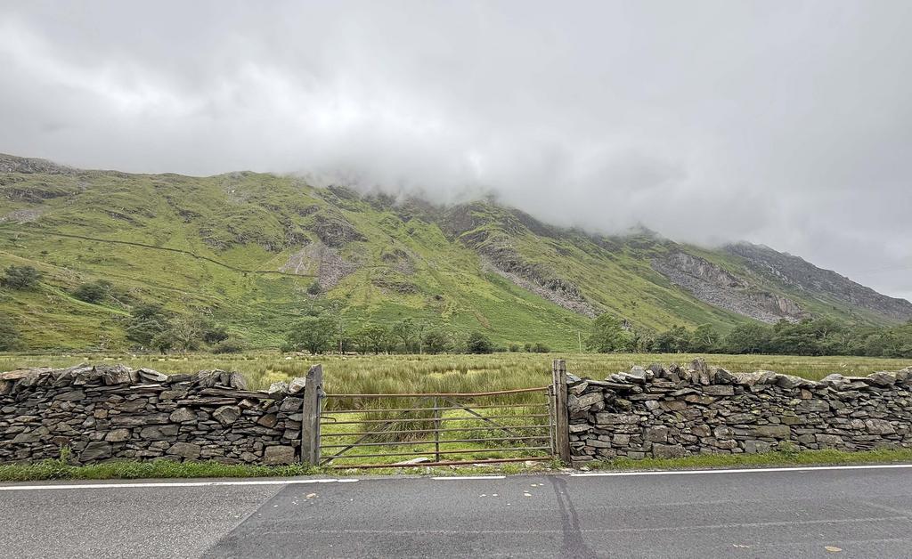 Outside Tan Y Dderwen Nant Peris-7...