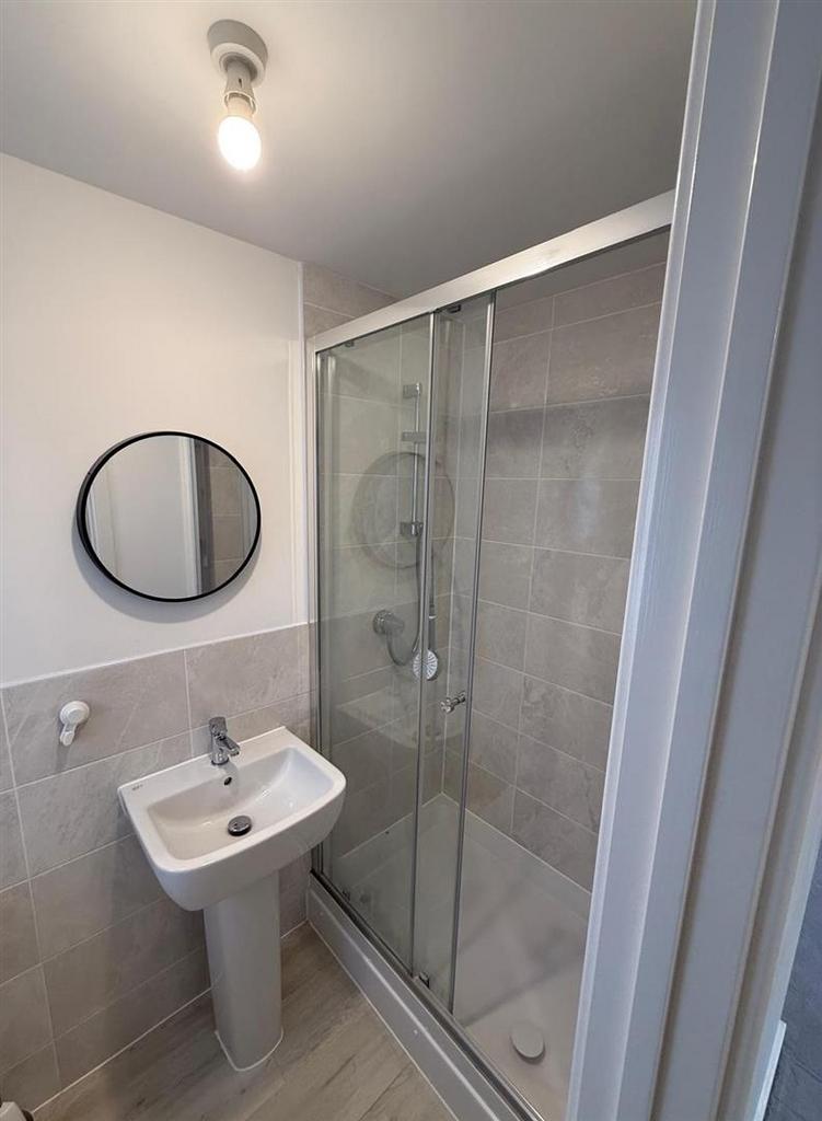 En-suite 2 .jpeg