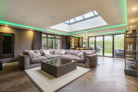 5 bedroom detached house to rent, Middle Drive, Darras Hall, NE20