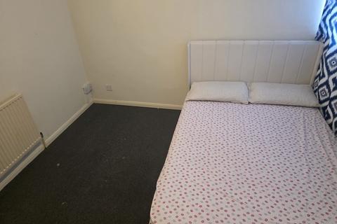 1 bedroom in a house share to rent, Chichester Close, Aveley RM15