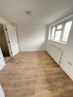 4 bedroom detached house to rent, Sutherland Drive, Colliers Wood, London, SW19 2UJ
