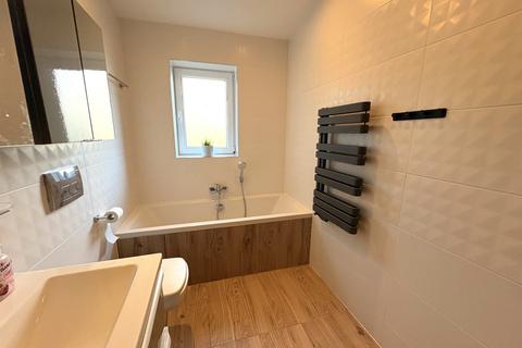 3 bedroom house to rent, Mervyn Road, Cardiff CF24