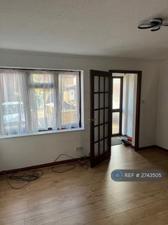 2 bedroom semi-detached house to rent, Doyle Close, Erith, DA8
