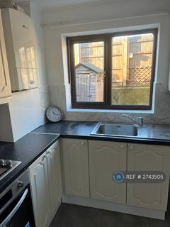 2 bedroom semi-detached house to rent, Doyle Close, Erith, DA8