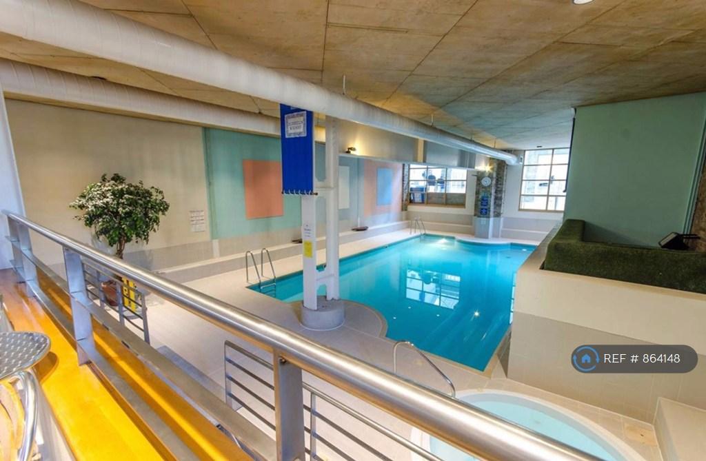 Swimming Pool &amp; Jacuzzi