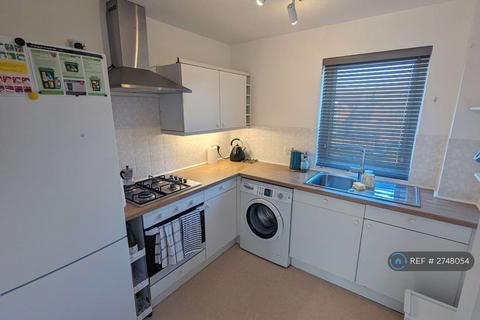1 bedroom flat to rent, Farriers Road, Epsom, KT17